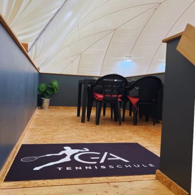 Lounge-Tribüne Tennishalle