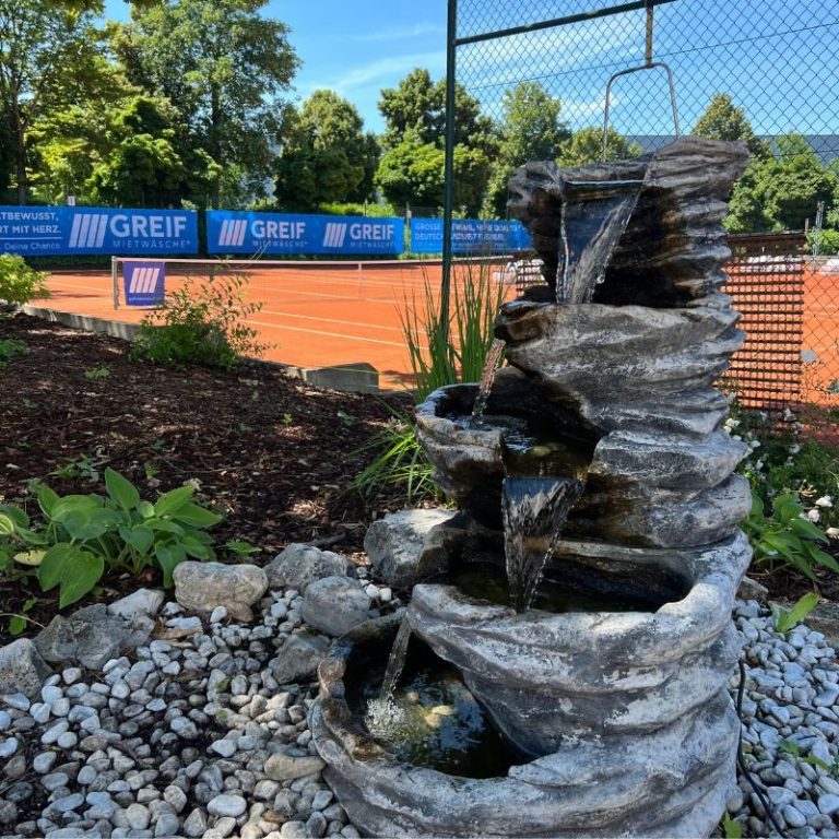 Unsere Anlage in Augsburg-Lechhausen verfügt über mehrere gepflegte Sandplätze, großzügige Grünflächen, ausreichend Parkplätze, eine Sommerterrasse neben den Plätzen und eine ausgezeichnete Gastronomie.